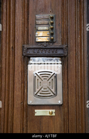 Lettera di combinazione di slot targhetta del campanello e citofono su edificio residenziale nel quartiere di Dorsoduro di Venezia Italia Foto Stock