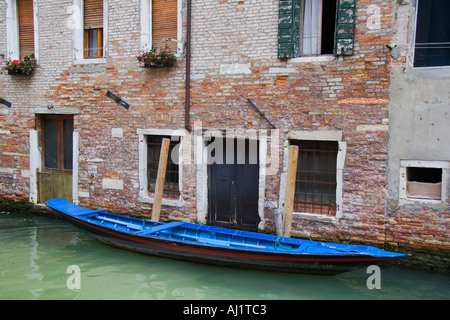 Imbarcazione attraccata al di fuori porta di casa sul canale nel sestiere di Dorsoduro di Venezia Italia Foto Stock