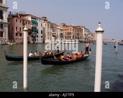 Due gondole riempito con studenti del college passare il Palazzo Venier dei Leoni sul Canal Grande Venezia Italia Foto Stock