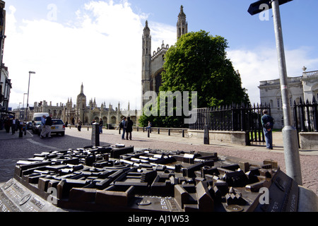 Kings cappella sul Kings Parade con una città in ottone piano centrale o una mappa in primo piano Cambridge Cambridgeshire Regno Unito Foto Stock