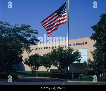 La pietra e la parete di vetro frontale del Gerald R Ford museo presidenziale alberi cielo blu Grand Rapids Michigan STATI UNITI Foto Stock