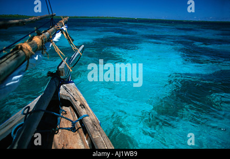 Acque cristalline tra Mafia e Chole island in rotta verso le rovine di Kua su Joani Sud dell'isola di Zanzibar Tanzania Foto Stock