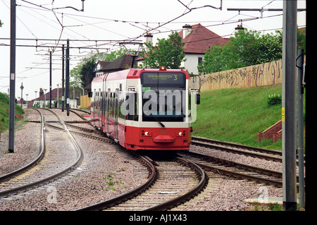 Tramlink auto Tram n. 2537 scende verso il trackbed del Woodside Sud & Croydon Railway aperto nel 1885 Foto Stock