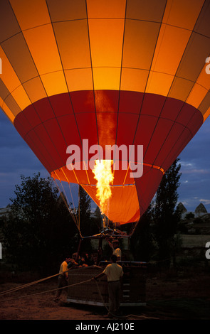 La cottura la mongolfiera prima di sollevare Goreme Turchia Foto Stock