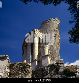 Guardando attraverso la pezzata foglie di un albero verde in alto di sbriciolamento 6 BC Trophee des Alpes La Turbie il sud della Francia Foto Stock