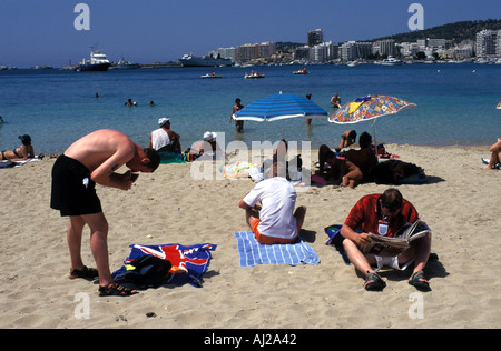 Giovani uomini in inglese sulla spiaggia di San Antonio, Ibiza spagna Foto Stock