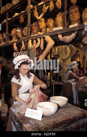 Waxwork di waxworker rendendo la testa e le mani a Madame Tussauds, London, England, Regno Unito Foto Stock