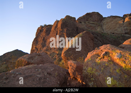 Rocce e massi sparsi sulla montagna, Camelback Phoenix in Arizona, Stati Uniti d'America Foto Stock