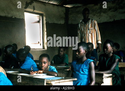 A ovest della Nigeria Bush a scuola i bambini in aula con docente Foto Stock