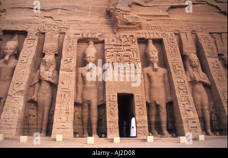 L'uomo proteggendo l'ingresso per il piccolo tempio di Hathor a Abu Simbel complessa, Egitto Foto Stock