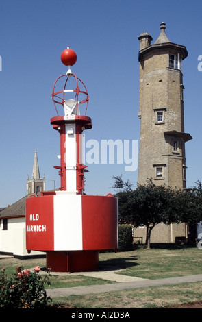Vecchio Harwich boa segnaletica collocata accanto al mattone ridondante costruito faro alto Foto Stock