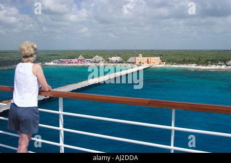 La nave di crociera la visualizzazione da parte dei passeggeri Costa Maya Messico porta Foto Stock