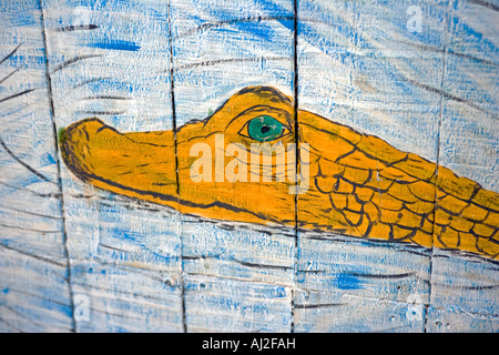 La pittura di un Caimen sul lato della locale scuola nel villaggio di Jamaraqua sulle rive del Rio Tapajos Foto Stock