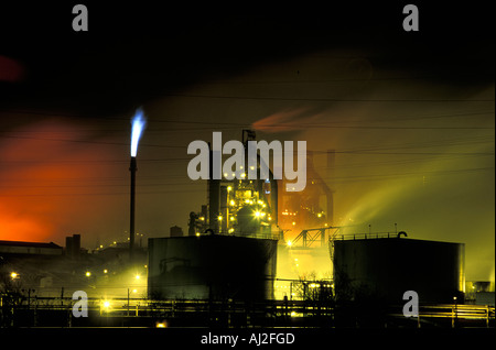 Stati Uniti d'America Indiana Gas flares e pennacchi di vapore e fumo billow da US Steel Works nella città industriale di Gary di notte Foto Stock