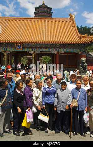 Un tour cinese gruppo essendo fotografata davanti il Cloud fugare Hall presso il Palazzo Estivo, Pechino, Cina Foto Stock