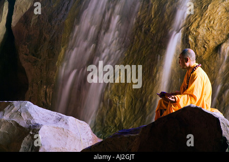 Un monaco dimostrando la meditazione alla musica Zen Shaolin grande cerimonia, Shaolin, nella provincia di Henan, Cina Foto Stock