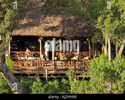Il bar e la veranda di Mara Intrepid Game Lodge sulle rive del fiume Talek in Masai Mara, Kenya Foto Stock