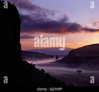 Sunrise in Hell's Gate National Park con montagne di Aberdare in aumento in lontananza, Nakuru, Kenya Foto Stock