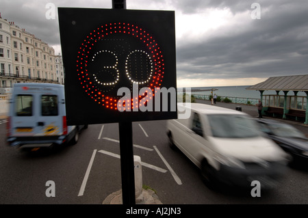 Il traffico sul lungomare di Brighton è avvisato del 30 mph miglia per ora il limite massimo di velocità su un cartello luminoso Foto Stock