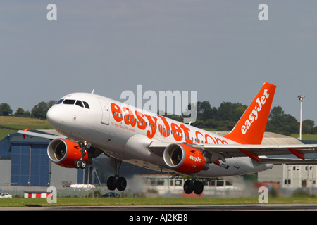 L'aeroporto di Bristol bilancio Easyjet airline Airbus A319 visto il decollo dall'aeroporto di Bristol Foto Stock