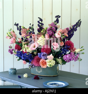 Fiori in vaso blu con cammeo bianco dettagli sul tavolo di legno Foto Stock