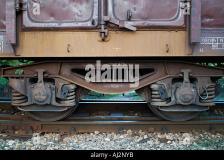 Vista ravvicinata delle ruote e le molle di un treno merci Foto Stock