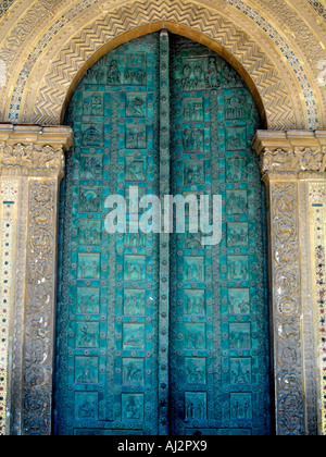 Monreale Sicilia Italia grande porta di bronzo della Cattedrale 28 formelle scolpite da Barisano da Trani tra 1186-1190 Foto Stock