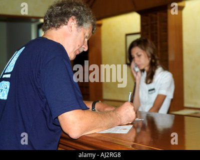 Palermo Sicilia Italia Genoardo Park Hotel uomo checking out di Hotel e Hotel Receptionist Foto Stock