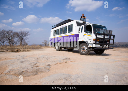 Un overland carrello si arresta in corrispondenza di un punto di vista nel Parco Nazionale di Kruger, Sud Africa. Foto Stock