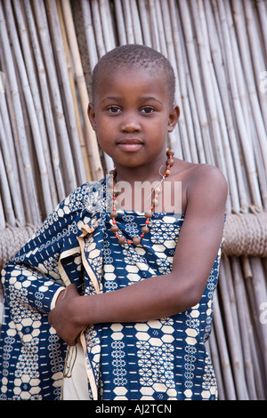 Un bambino in abito tradizionale in Milwane Game Reserve, dello Swaziland. Foto Stock