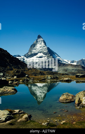 Il Cervino (4477m) riflessione in un piccolo lago, Zermatt, Vallese, Svizzera Foto Stock