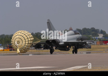 RAF Bae Eurofighter Typhoon jet fighter interceptor con freno di Atterraggio paracadute distribuiti all'Airshow di Farnborough 2006 Foto Stock