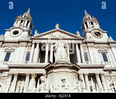 Statua della regina Anna di fronte a Saint Pauls Cathedral London REGNO UNITO Foto Stock