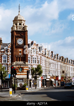 Victorian Clock Tower e Shopping parata nel nord sobborgo di Londra REGNO UNITO Foto Stock