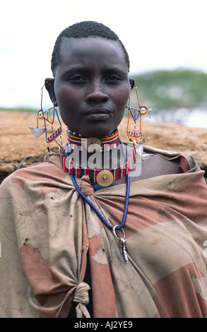 Ritratto di una giovane donna Maasai impiegata come serva a Kadiado, Kenya Foto Stock