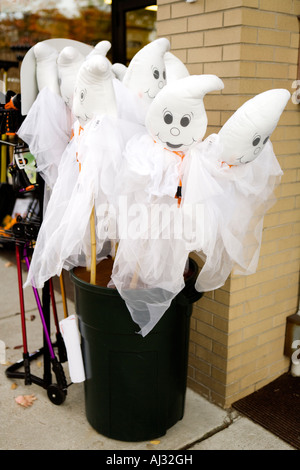 Ghost Halloween decorazioni in un bin Foto Stock
