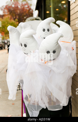 Ghost Halloween decorazioni in un bin Foto Stock