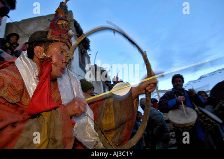 India, Jammu e Kashmir e Ladakh Himalaya, Spiti Valley, Kiber village, sciamano in trance durante la cerimonia Dachang nel periodo del nuovo anno tibetano tempo, tiro con l'arco rituale contro i mali dell'anno Foto Stock