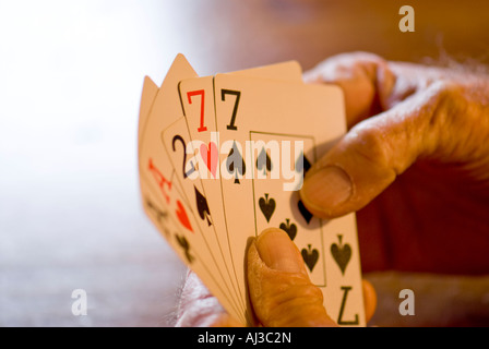 Uomo caucasico la mano che tiene una mano di poker di carte da gioco. Stati Uniti d'America. Foto Stock