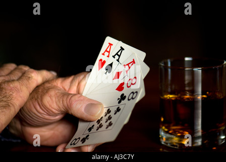 Uomo caucasico la mano che tiene una mano di poker di carte da gioco. Stati Uniti d'America. Foto Stock