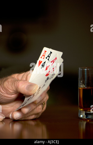 Uomo caucasico la mano che tiene una mano di poker di carte da gioco. Stati Uniti d'America. Foto Stock