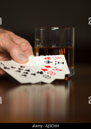 Uomo caucasico la mano che tiene una mano di poker di carte da gioco. Stati Uniti d'America. Foto Stock