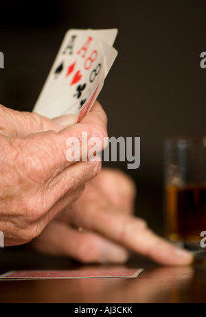 Uomo caucasico la mano che tiene una mano di poker di carte da gioco. Stati Uniti d'America. Foto Stock