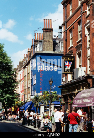 Scena di strada nel West End di Londra il quartiere dello shopping e dell'intrattenimento Foto Stock