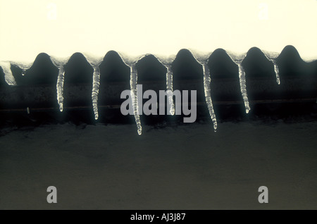 Le gocce congelate cadendo da un tetto a livello centrale Argentina le montagne in inverno Foto Stock