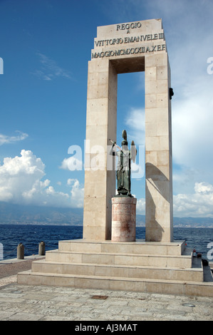 La statua della dea Atena presso l'Arena dello stretto sulla Via Marina, Reggio di Calabria, Italia Foto Stock