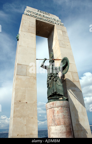 La statua della dea Atena presso l'Arena dello stretto sulla Via Marina, Reggio di Calabria, Italia Foto Stock