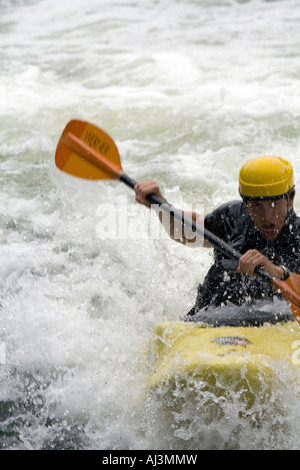 Pagaiando attraverso whitewater rapida Foto Stock