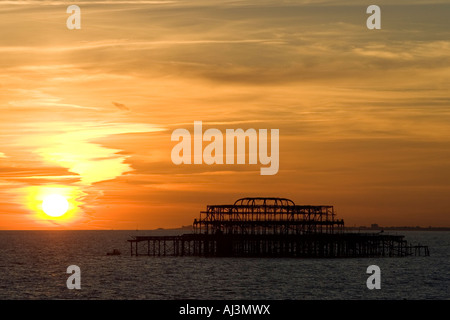 La bruciata rimane di Brighton il Molo Ovest durante il tramonto, Brighton East Sussex, Regno Unito. Foto Stock