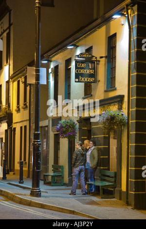 Stock photo nightshot di fumatori al di fuori dell'angolo House pub a Ardara County Donegal Irlanda Shot Ottobre 2007 Foto Stock
